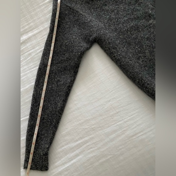 Uniqlo 100% wool sweater - Picture 7 of 8